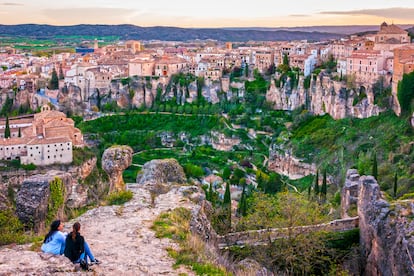 En ninguna urbe española la naturaleza está tan próxima del centro, del casco histórico, como en Cuenca, donde las viejas casas se levantan haciendo equilibrios sobre una alta peña caliza rodeada de cañones: son las hoces del río Júcar y su afluente el Huécar, que abrazan la ciudad medieval como el foso de un castillo de gigantes. Para disfrutar de esa naturaleza tan repentina, tan brusca, nada como el sendero periférico de las Hoces de Cuenca (SL-CU 10), que traza un círculo de cuatro kilómetros alrededor del casco histórico, subiendo primero por el cañón del río Huécar y bajando después por el del Júcar. Señalizado con letreros y marcas de pintura blanca y verde, arranca en el Auditorio, donde hay un aparcamiento y un punto de información turística, y enseguida comienza a ganar altura por los cortados calizos de la margen derecha del Húecar, a los que se aferran las famosas Casas Colgadas. Un par de horas se tarda en dar la vuelta entera, haciendo frecuentes paradas contemplativas. (visitacuenca.es/ruta/hoces-de-cuenca)
