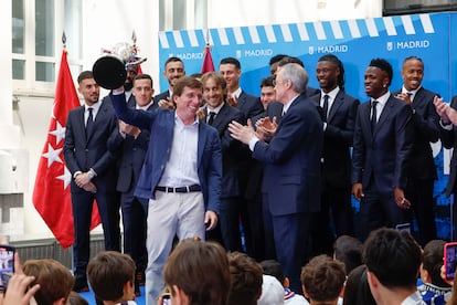 El alcalde de Madrid, José Luis Martínez-Almeida, levanta la copa de campeones de liga del Real Madrid durante la recepción que ha tenido lugar en ayuntamiento de la capital, este domingo.