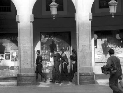 Miembros de la Ertzaintza patrullan ante la librería Lagun de San Sebastián, atacada varias veces por grupos violentos de jóvenes radicales que apoyan a ETA. Uno de los ataques sucedió en la Nochebuena de 1996.