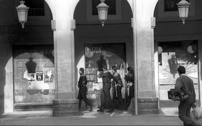 Miembros de la Ertzaintza patrullan ante la librería Lagun de San Sebastián, atacada varias veces por grupos violentos de jóvenes radicales que apoyan a ETA. Uno de los ataques sucedió en la Nochebuena de 1996.