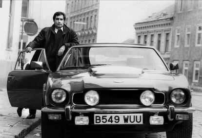 El actor Timothy Dalton aceptó interpretar al agente 007 en 1986 y un año después se estrenaba 'The Living Daylights', titulada en España como '007: alta tensión'. En la imagen, Dalton posa con el Aston Martin V8.