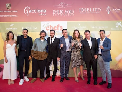 De izquierda a derecha: Candela Bianchi, Fernando Villasclaras (El Lago), Diego Guerrero (DSTAgE), Iván Cerdeño (Iván Cerdeño - El Cigarral del Ángel), Paolo Casagrande (Lasarte), Montse Abellá, Martín Berasategui y Óscar Velasco, en la gala solidaria ChefsForChildren, celebrada el lunes en Marbella.