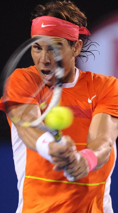 Nadal golpea la pelota durante el partido contra Luczak.