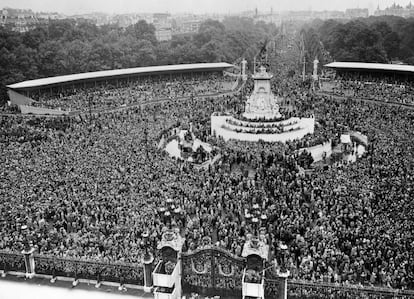 Although Elizabeth II's coronation was the first to be broadcast on television, there were many who wanted to go out to celebrate her big day. It is estimated that more than three million people waited in the streets of the British capital to celebrate their new queen. 