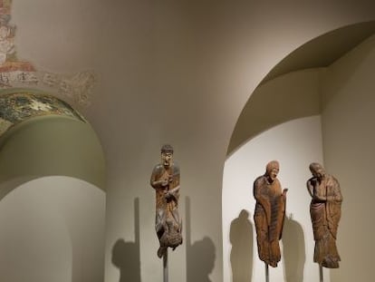 La figura del Vinseum, juntament amb les altres dues del MNAC a la sala 11 del museu.