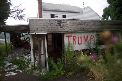 Una casa abandonada cerca de una mina de carbón, en agosto de 2016, meses antes de la elección de Trump.