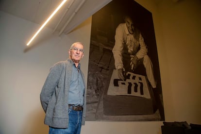 El fotoperiodista Jesus Uriarte posa ante una de las fotografías a Chillida en su taller de grabado.