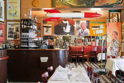 Interior del Paris Bar de Berlín, inspirado en las <i>brasseries</i> francesas.