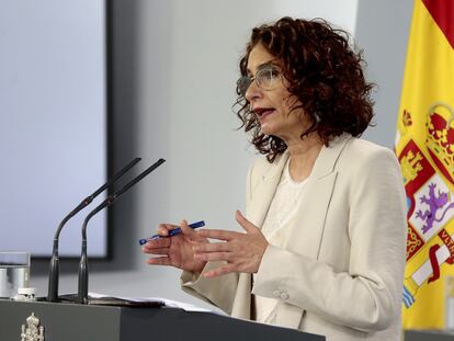 La ministra de Hacienda, María Jesús Montero, durante la rueda de prensa ofrecida este domingo en el Palacio de la Moncloa en Madrid.