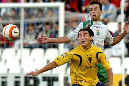 El delantero del Cádiz Pavoni disputa un balón ante el defensa del Racing de Santander Samuel.