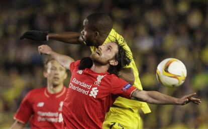 Joe Allen (d) del Liverpool y Cedric Bakambu del Villarreal.