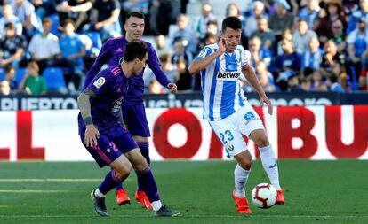 Mikel Vesga, del Leganés, pugna con Hugo Mallo y Iago Aspas.