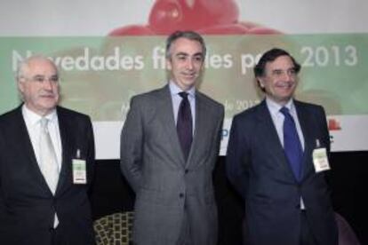 El secretario de Estado de Hacienda, Miguel Ferre (c), que inauguró hoy en Madrid una jornada de PwC y APD sobre las novedades fiscales para 2013, posa acompañado del presidente de la Fundación Endesa, Rafael Miranda (i) y del abogado bilbaíno Santiago Barrenechea, máximo responsable del despacho de abogados y asesores fiscales Landwell-Pricewaterhouse Coopers.