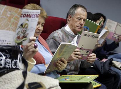 Asistentes a las jornadas del cómic de Castellón, ayer, con ejemplares distribuidos gratuitamente.