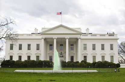 Agua verde en la fuente del ala sur de la Casa Blanca para festejar San Patricio en Washington.