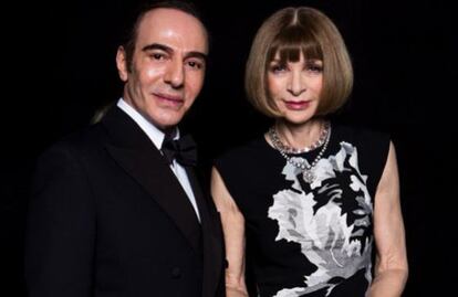 El diseñador John Galliano y Anna Wintour, editora de la edición estadounidense de 'Vogue' .