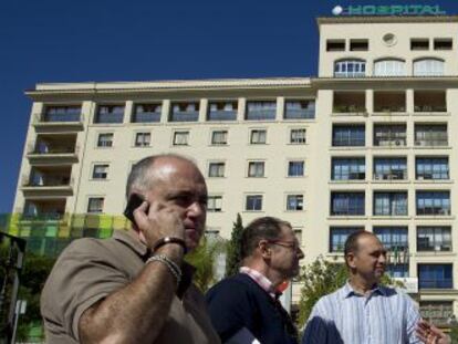 Participantes en la protesta de trabajadores del Hospital Carlos Haya de Málaga, ayer a la puerta del centro.