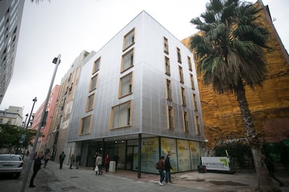 El Ayuntamiento de Barcelona ha terminado, a pocos metros de la Rambla, en la calle Nou de Sant Francesc, las obras del primer edificio de vivienda pública de alquiler de España realizado con contenedores marítimos