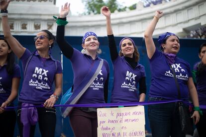 Cadena Humana de mujeres en protesta por los feminicidios, frente al Hemiciclo a Juárez, en la Alameda Central de la Ciudad de México.