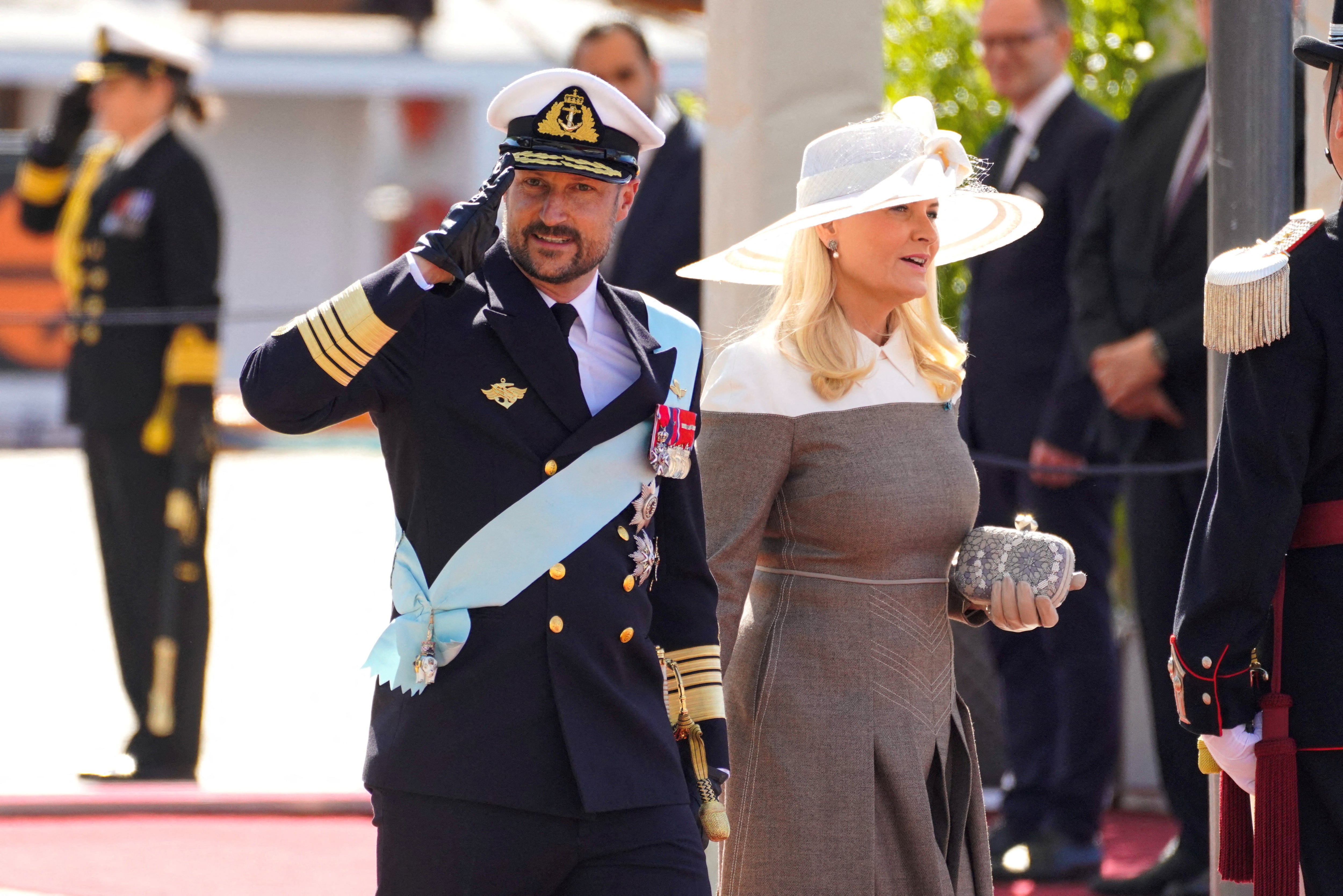 Haakon VIII de Noruega asciende al trono en un momento de gran turbulencia familiar