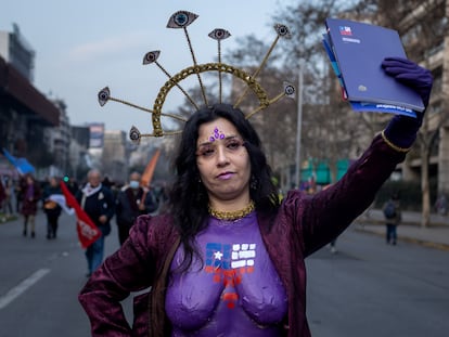 Una mujer vestida como la Constitución se manifiesta a favor de la aprobación del texto, el 2 de septiembre en Santiago.