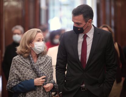 La ministra de Asuntos Económicos y el presidente del Gobierno, Pedro Sánchez, esta semana en el Congreso.