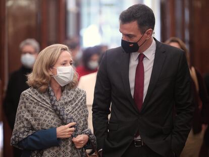 La ministra de Asuntos Económicos y el presidente del Gobierno, Pedro Sánchez, esta semana en el Congreso.