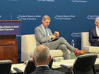 El presidente de la Reserva Federal, Jerome Powell (a la derecha), este viernes durante un evento en el Banco de la Reserva Federal de San Francisco (California).