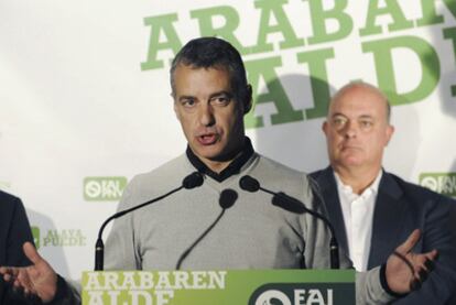 Iñigo Urkullu, en un acto del PNV el pasado sábado en Vitoria. Detrás, su cabeza de lista al Congreso por Álava, Emilio Olabarria.