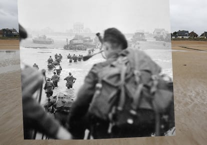 Comandos británicos desembarcan en Sword, otra de las playas del Día D, en torno a las 08.40 de la mañana.