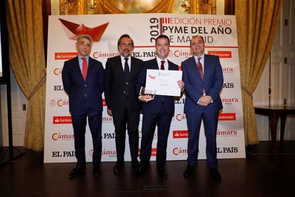 Los representantes de Making Science posan con el premio Pyme del Año en Madrid.