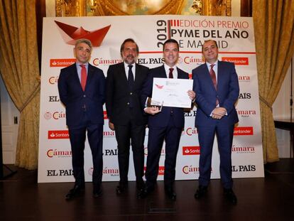 Los representantes de Making Science posan con el premio Pyme del Año en Madrid. 
