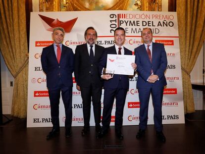 Los representantes de Making Science posan con el premio Pyme del Año en Madrid. 