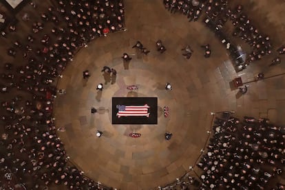 Vista general de la recepción del féretro con los restos mortales del expresidente de Estados Unidos George Bush (1989-1993). El cuerpo del expresidente número 41 de los Estados Unidos será expuesto en el Capitolio hasta el miércoles 5 de diciembre.