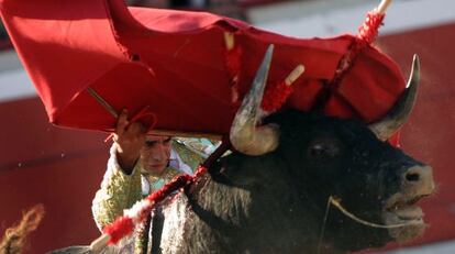 El torero Paco Ureña, en la faena a su primer toro, premiada con dos orejas.