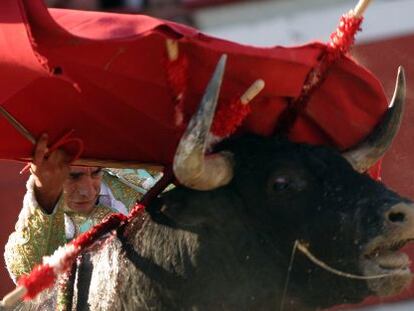 El torero Paco Ureña, en la faena a su primer toro, premiada con dos orejas.
