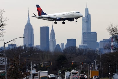 Un avión de Delta Airlines, sobrevolando Nueva York.