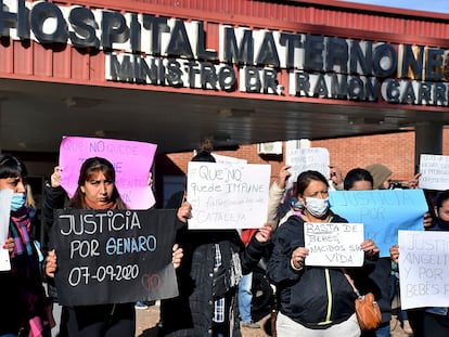 Los familiares de los cinco bebés fallecido en la ciudad de Córdoba, Argentina, durante una manifestación el pasado 20 de agosto.