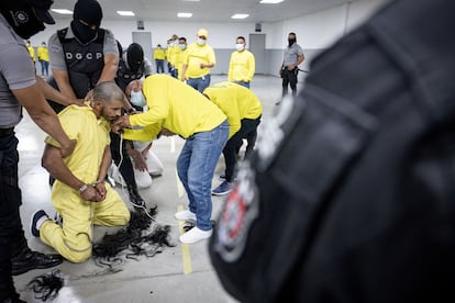 Trabajadores del CECOT cortan el cabello a migrantes venezolanos deportados de Estados Unidos tras su ingreso a la prisión de máxima seguridad salvadoreña, en marzo pasado.