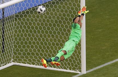 El portero de Costa Rica, Keylor Navas, no puede para el lanzamiento del serbio Aleksandar Kolarov.