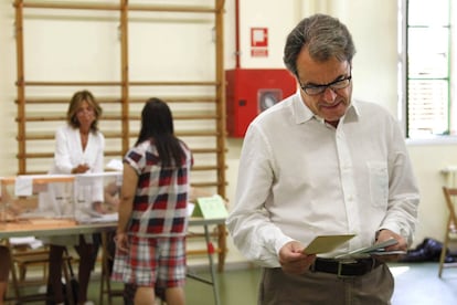 El expresidente de la Generalitat de Cataluña, Artur Mas, espera para depositar su voto en el colegio barcelonés del Infant Jesús.