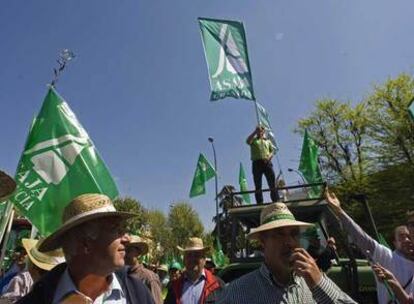 Miles de agricultores se manifestaron ayer en Sevilla por la situación en el campo.