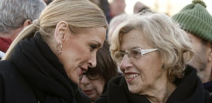 La presidenta de la Comunidad de Madrid, Cristina Cifuentes (i), conversa con la alcaldesa de Madrid, Manuela Carmena (d), durante una de sus &uacute;ltimas comparecencias.