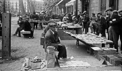 El mercat del llibre dominical a la ronda de Sant Antoni, el 1915.