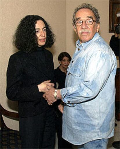 García Márquez consuela a la viuda, Bárbara Jacobs, antes de que los restos mortales del maestro sean incinerados.