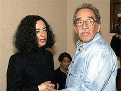 García Márquez consuela a la viuda, Bárbara Jacobs, antes de que los restos mortales del maestro sean incinerados.