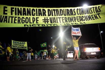 Opositores a Dilma Rousseff se manifiestan en las calles de Brasilia.