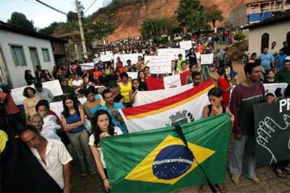 Manifestantes en Gonzaga (Brasil), la localidad natal de Menezes, protestan por la acción de la policía londinense.