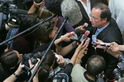 François Hollande habla con los periodistas tras la segunda jornada de reunión del PS francés.