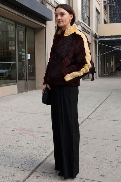 Sombreros de ala o de lana, joyas excéntricas u originales bolsos. Los asistentes a la Semana de la Moda de Nueva York nos muestran cómo combinan sus accesorios.